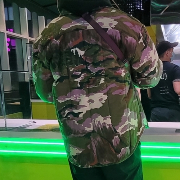 Uo mountains thick outlander camo bstract quilted button clasp jacket shirt - Picture 2 of 2